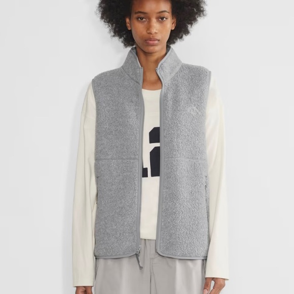 Aritzia TNA Polartec® Thermal Pro® Mockneck Vest in Heather Gray Size XXS - Picture 2 of 6